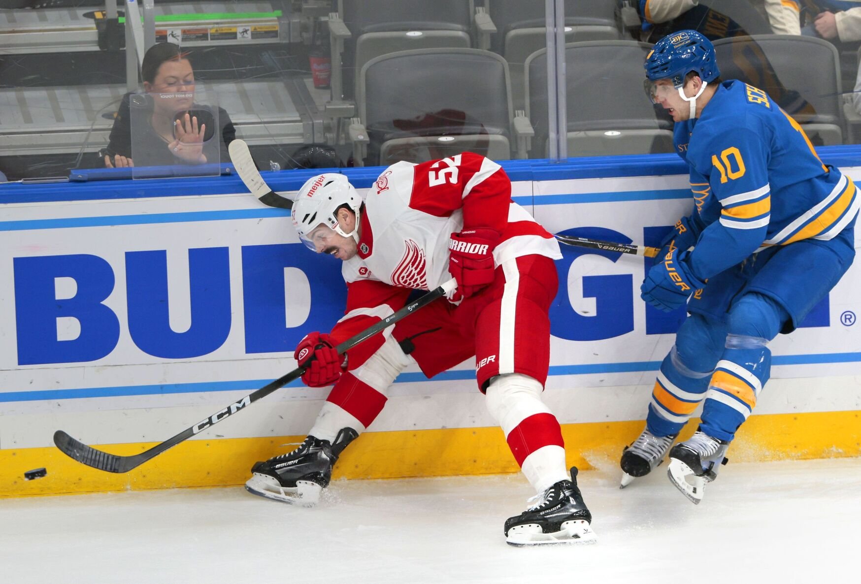 最新杏吧原创 Blues lose 5-2 to the Red Wings